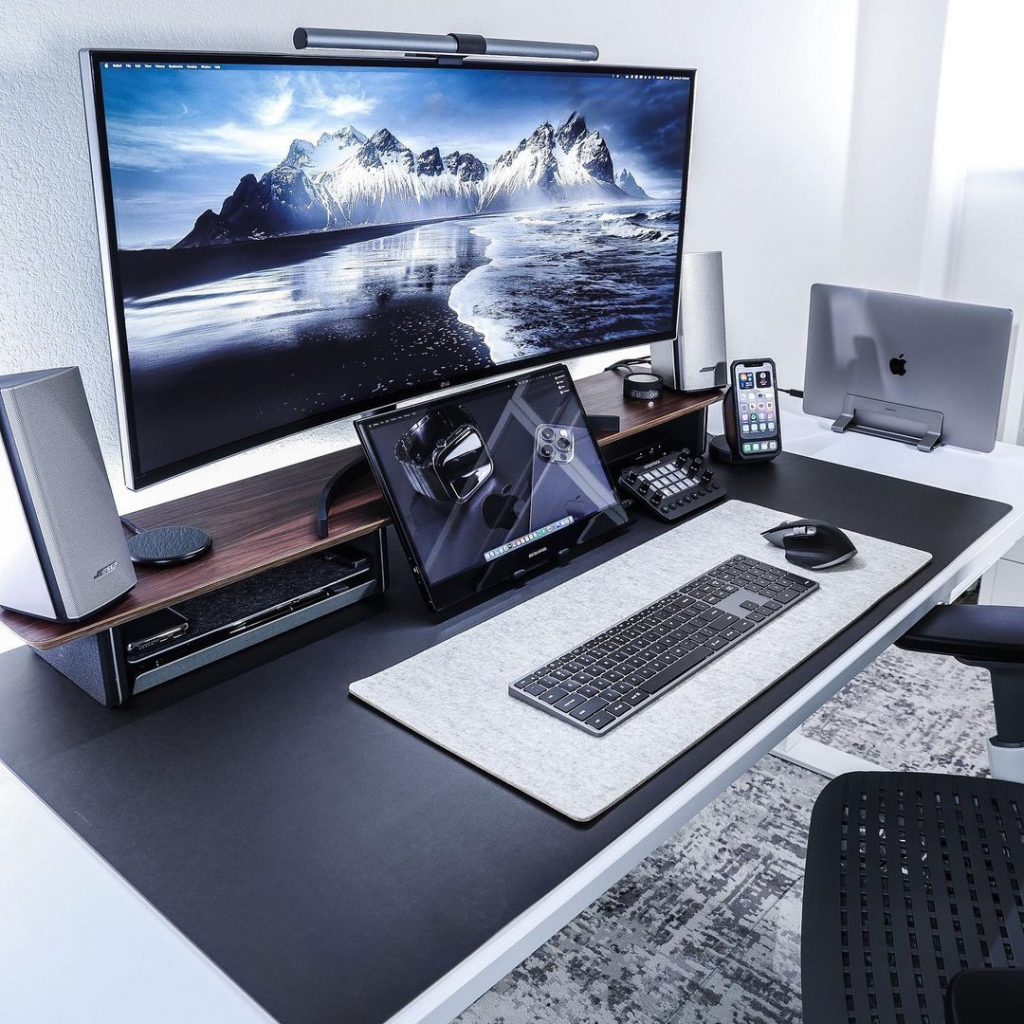 Moderner Arbeitsplatz für professionelles Webdesign